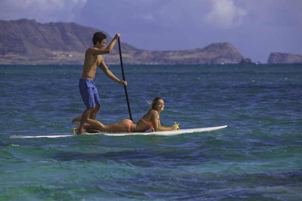 Koppel op standup peddel bord in Hawaï - Foto, afbeelding