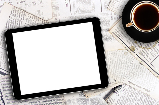 digitale Tablet PC- en koffiekopje op kranten - Foto, afbeelding