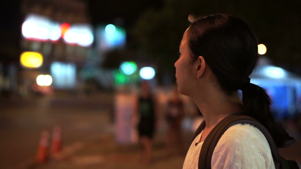 Ázsiai turista lány éjjel keresi a várost vándorlás összekever a gondolkodó, és elvesztette - Felvétel, videó