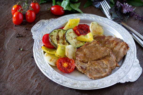 Carne de res a la parrilla de cerdo y verduras a la parrilla en piedra marrón ba
 - Foto, imagen