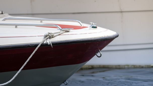 Barco a motor en el lago
 - Foto, imagen