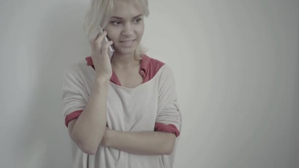 Girl Talking On The Phone - Filmmaterial, Video