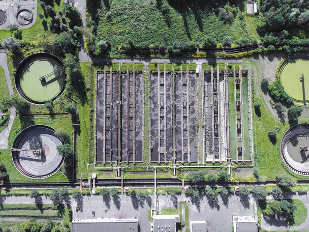 vista aérea da estação de tratamento de águas residuais na Polónia. - Foto, Imagem
