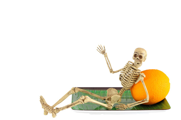 Szkielet człowieka, opierając się na orange  - Zdjęcie, obraz