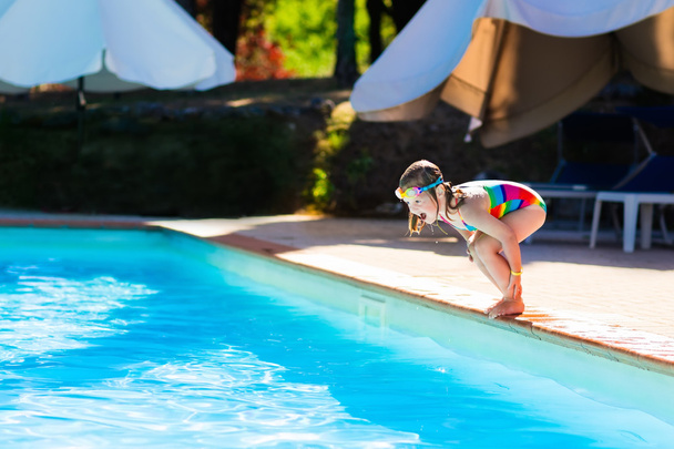 Kleines Mädchen springt ins Schwimmbad - Foto, Bild