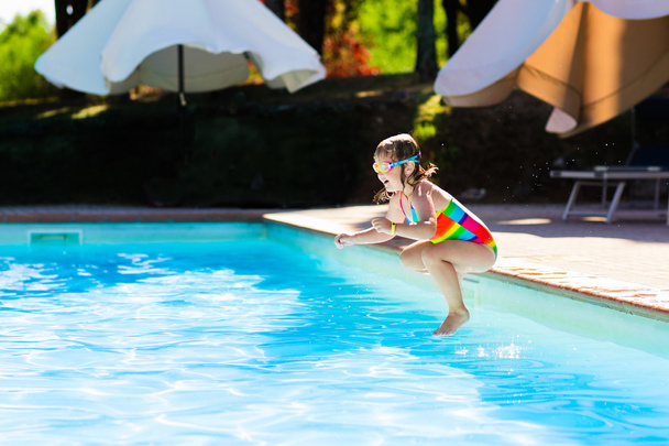 Маленькая девочка прыгает в бассейн
 - Фото, изображение