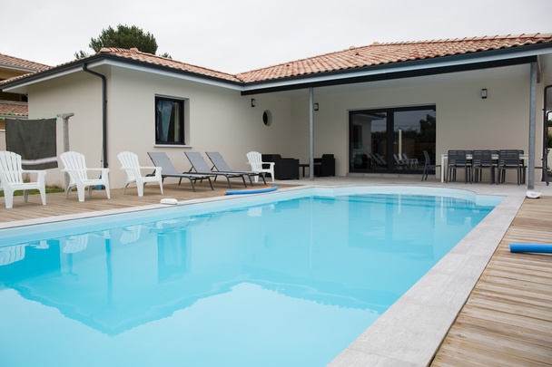 bela casa com piscina no quintal
 - Foto, Imagem
