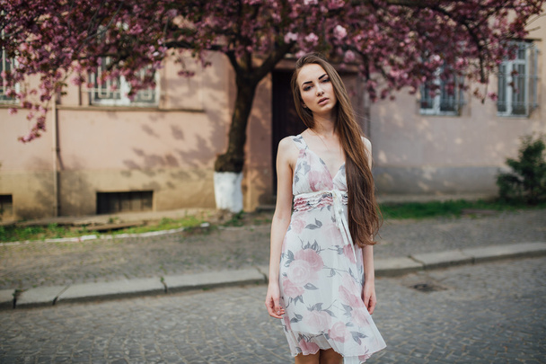 Νεαρή γυναίκα με φόρεμα - Φωτογραφία, εικόνα