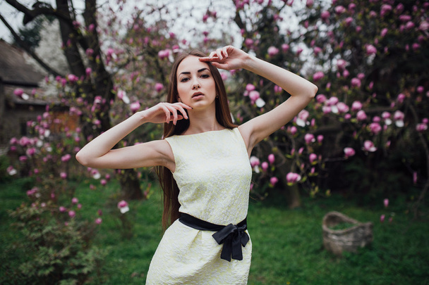Hermosa chica cerca de magnolia
 - Foto, Imagen