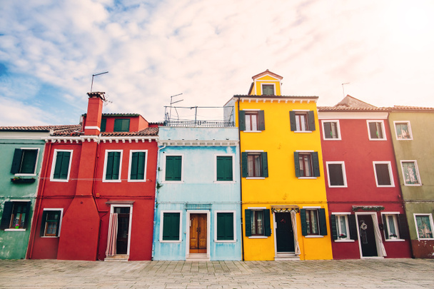 Maisons colorées sur l'île de Burano
  - Photo, image