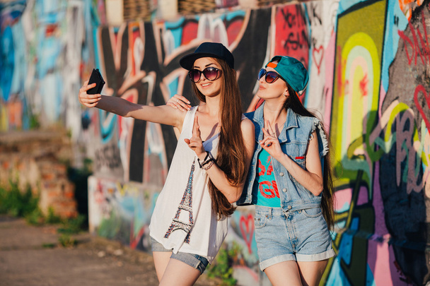 young girls taking selfie - Φωτογραφία, εικόνα