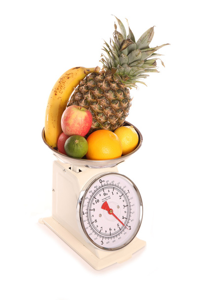 Kiegyensúlyozott étrend gyümölcsöt mérlegek  - Fotó, kép