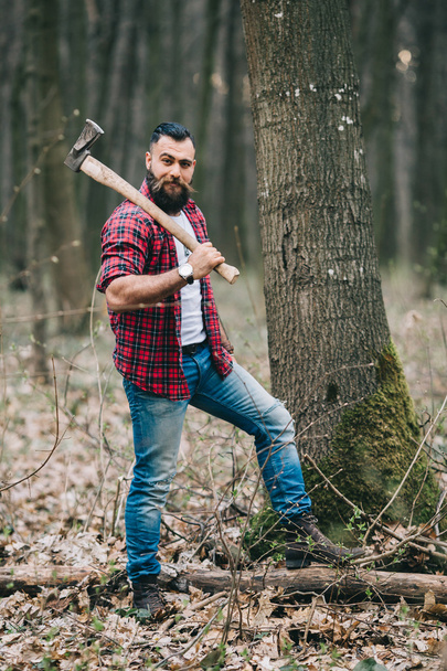 Bearded lumberjack in the woods - Fotografie, Obrázek
