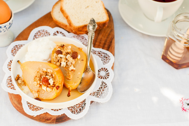 Honey Roast Pears with Granola and Yogurt - Foto, Imagen