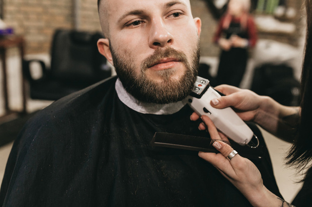 Бородач в парикмахерской
 - Фото, изображение