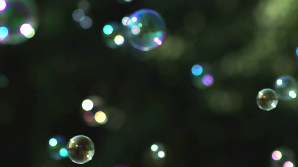 Muchas burbujas pequeñas se dispersan en diferentes direcciones
. - Imágenes, Vídeo