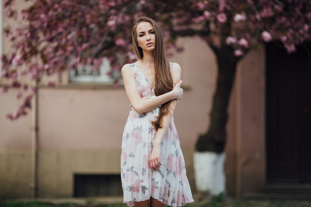 young woman in dress - Foto, afbeelding
