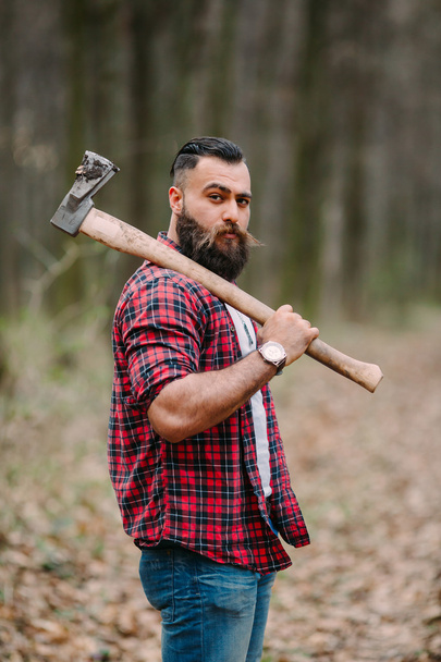 Bearded lumberjack in the woods - Фото, зображення