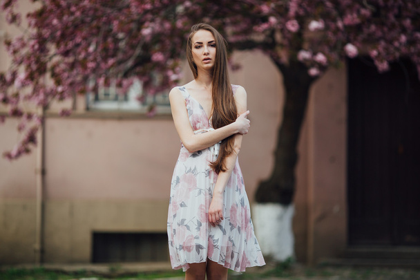 young woman in dress - Foto, afbeelding