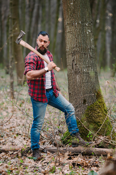 leñador barbudo en el bosque
 - Foto, imagen