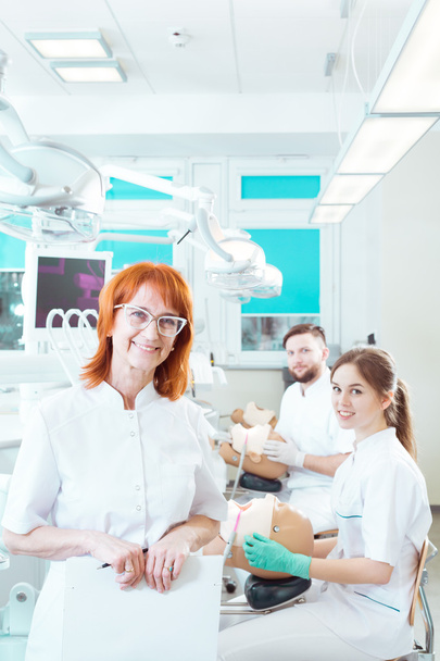 Ajudar futuros dentistas a dominar as competências práticas
 - Foto, Imagem