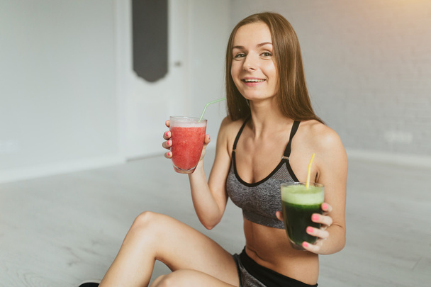 young girl with detox drinksafter workout - Foto, Imagen