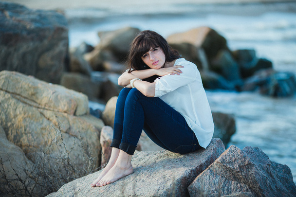 giovane donna su una riva del mare
 - Foto, immagini