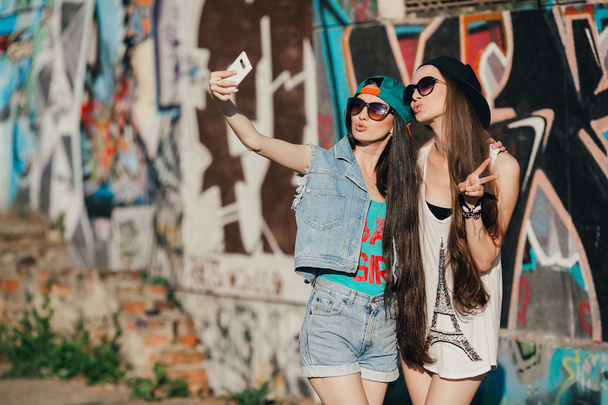νεαρά κορίτσια λήψη selfie - Φωτογραφία, εικόνα