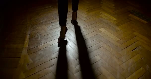 Affari gambe donna in scarpe col tacco alto
 - Filmati, video