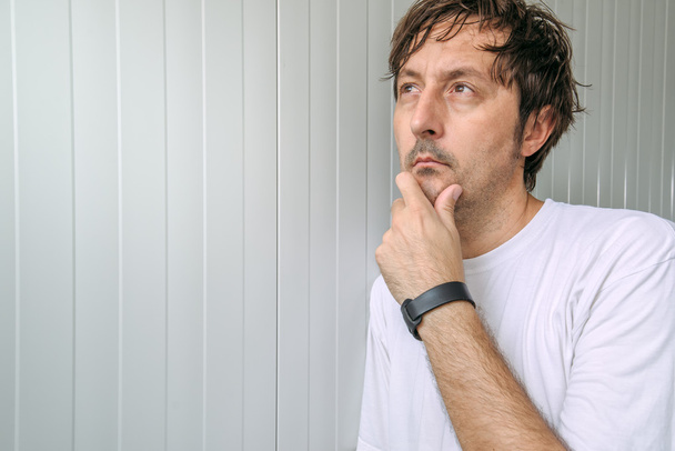 Muž s rukou na bradě myšlení hluboké myšlenky - Fotografie, Obrázek