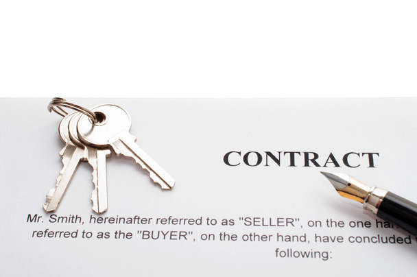 Ключи от нового дома и ручка по контракту
. - Фото, изображение