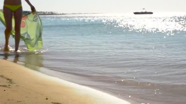 Όμορφα γυναικεία πόδια πάει πέρα από τη θάλασσα με Παρεό. HD - Πλάνα, βίντεο