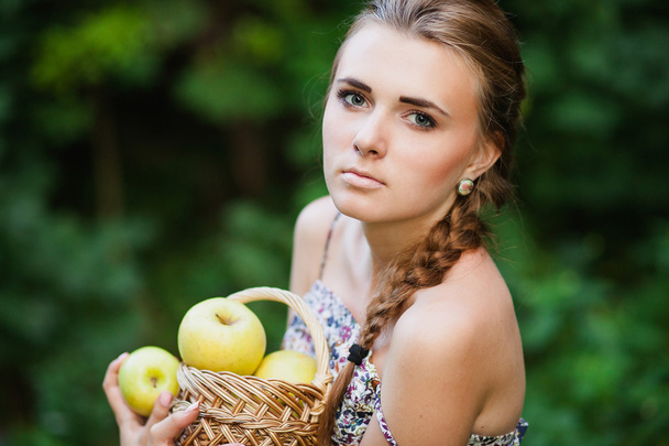 молодая женщина с яблоками - Фото, изображение