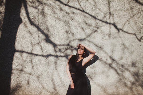 młoda kobieta w czarnej sukience - Zdjęcie, obraz