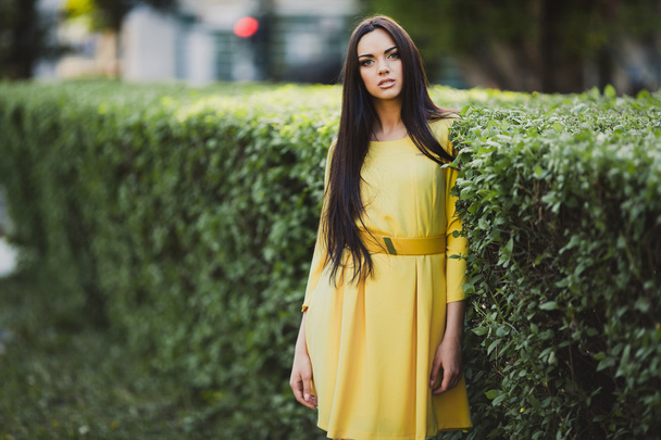 mladá žena ve žlutých šatech - Fotografie, Obrázek