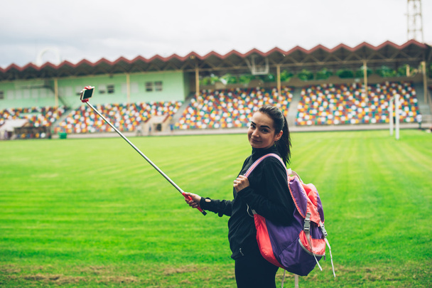 Sportive girl taking selfie - Foto, imagen