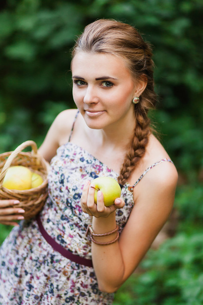 young woman with apples - Foto, Imagem