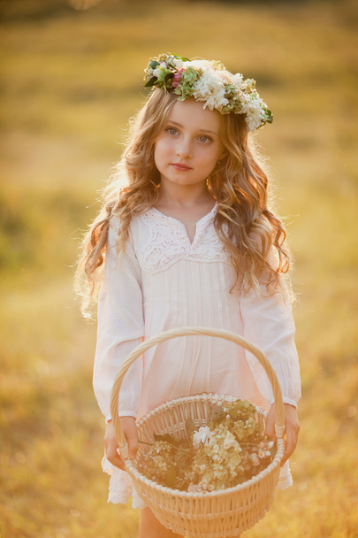 μικρό κορίτσι στο δάσος - Φωτογραφία, εικόνα