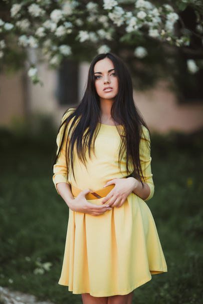 fiatal nő sárga ruha - Fotó, kép