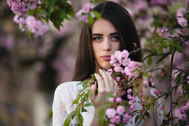 nuori nainen itämainen kirsikat
 - Valokuva, kuva