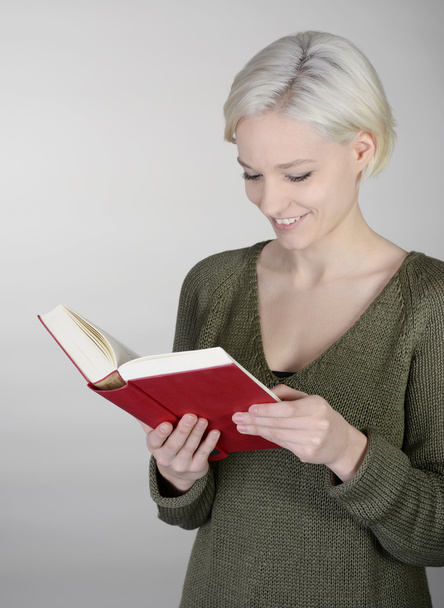 Frau liest Buch - Foto, Bild