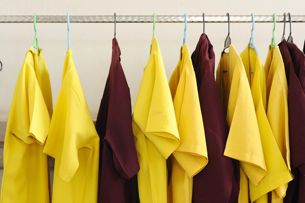 Ντουλάπα rack με κίτρινο και πορφυρό κόκκινο. - Φωτογραφία, εικόνα