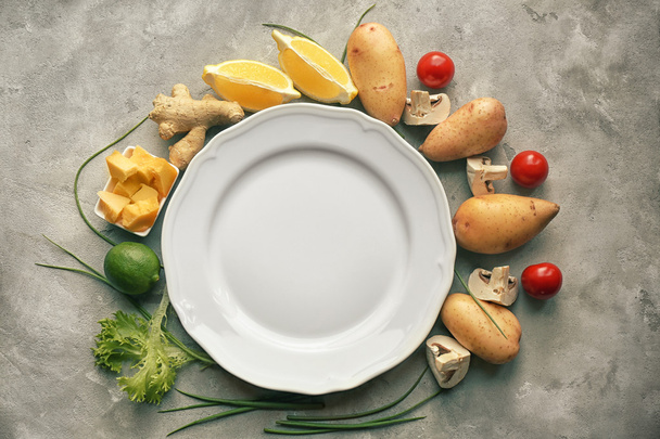 Empty plate with vegetables - Фото, зображення