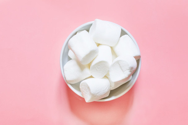 Marshmallow in a white bowl  - Valokuva, kuva