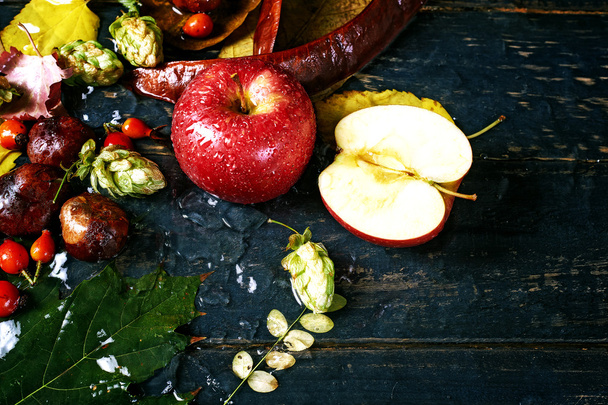 Herbst-Stillleben mit Apfel auf dunklem Hintergrund - Foto, Bild