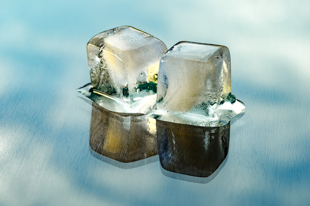 Two ice cubes are melting - Foto, afbeelding