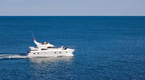 Роскошная моторная лодка на синем море
 - Фото, изображение