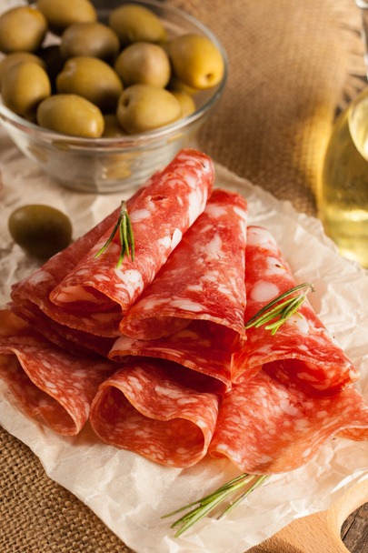 Salami italien aux olives et épices sur fond de bois
 - Photo, image