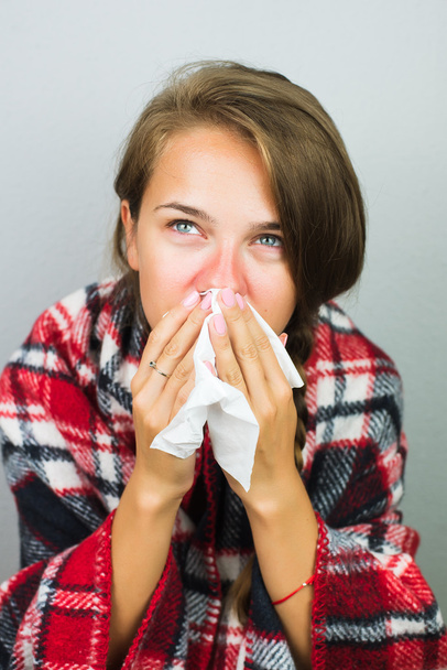 Mujer enferma limpiándose la nariz
 - Foto, Imagen