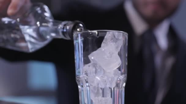 Bir bardak buz üzerinde akan sıvı  - Video, Çekim